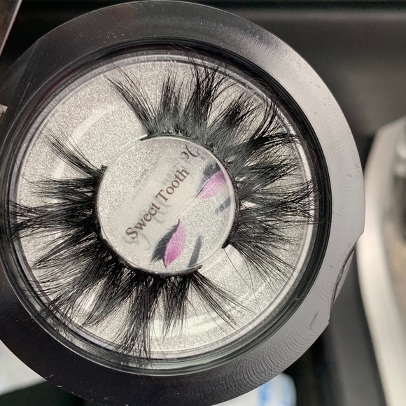 25 MM Lashes - Picture 4 of 6